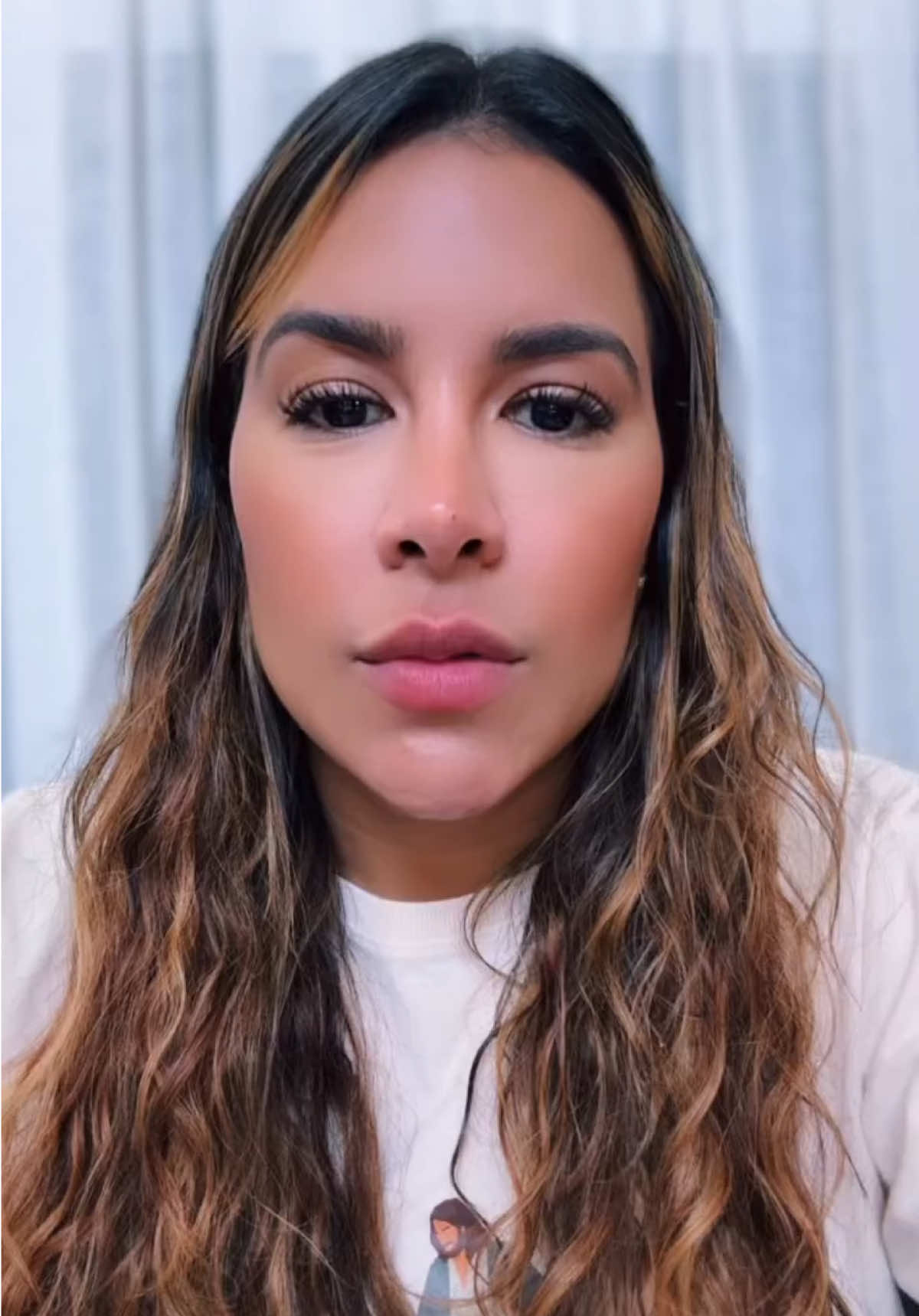 Ore, apenas ore… Quando o peso for grande demais, ore. Quando a alegria transbordar, ore. Quando as palavras faltarem, ore. Quando o coração estiver apertado, ore. Não importa se é um grito ou um sussurro, uma prece longa ou apenas um simples “Deus, me ajuda”. Ele ouve. Ele vê. Ele sabe. A oração não precisa ser perfeita, só precisa ser sincera. Ore por tudo que envolve seu nome Ore quando o medo chegar. Ore quando a esperança parecer distante. Ore quando não souber o que fazer. Ore quando tudo parecer perdido, pois nada está perdido para Aquele que tem o controle de todas as coisas. Ore, apenas ore… e confie. #PoderDaOração #nuncafoisortesemprefoideus #pregacaoevangelica #palavradodia #palavradedeus 