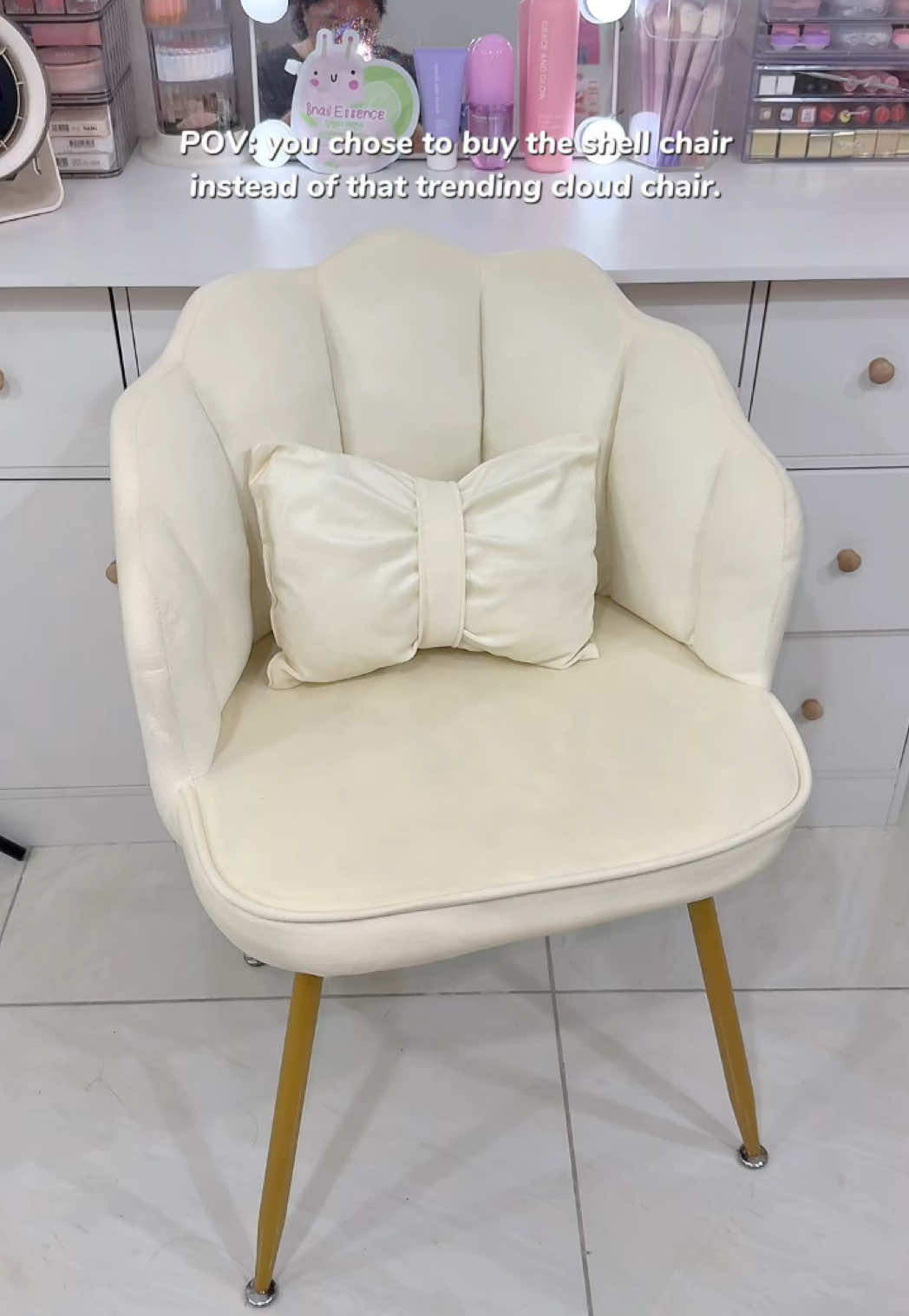 it’s me and my shell chair against the world🥹😝 #shellchair #vanity #chair #vanitychair #nordicchair #officechair #ergonomicchair 