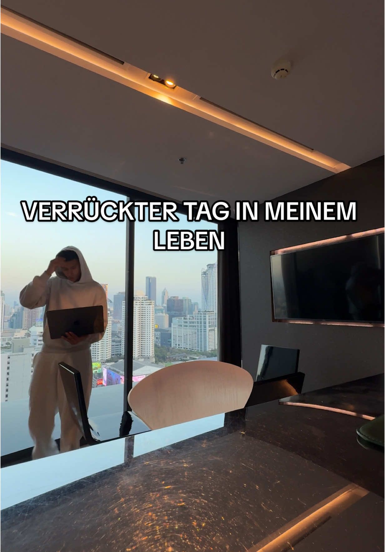 Am Ende fast untergegangen auf diesem Boot 😭 . . . #fashion #streetwear #travel #dayinmylife #dayinthelife #bangkok #brandowner #selfmade #deputydepartment #samaonsafari #streetwearde #grwm #supreme #thailand #worklifebalance 