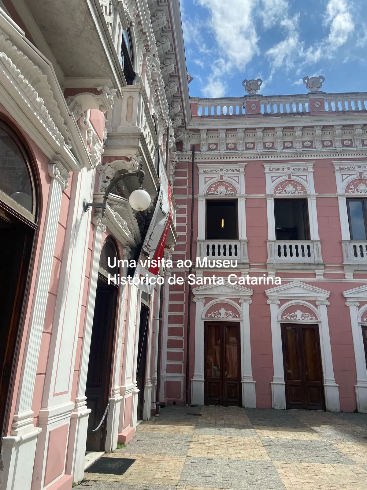 O dia amanheceu nublado, então resolvemos dar uma passadinha no Centro de Floripa e encontramos o museu historico de Santa Catarina por la, a entrada é gratuita e o passeio é bem rapidinho  #floripa #liferecently 