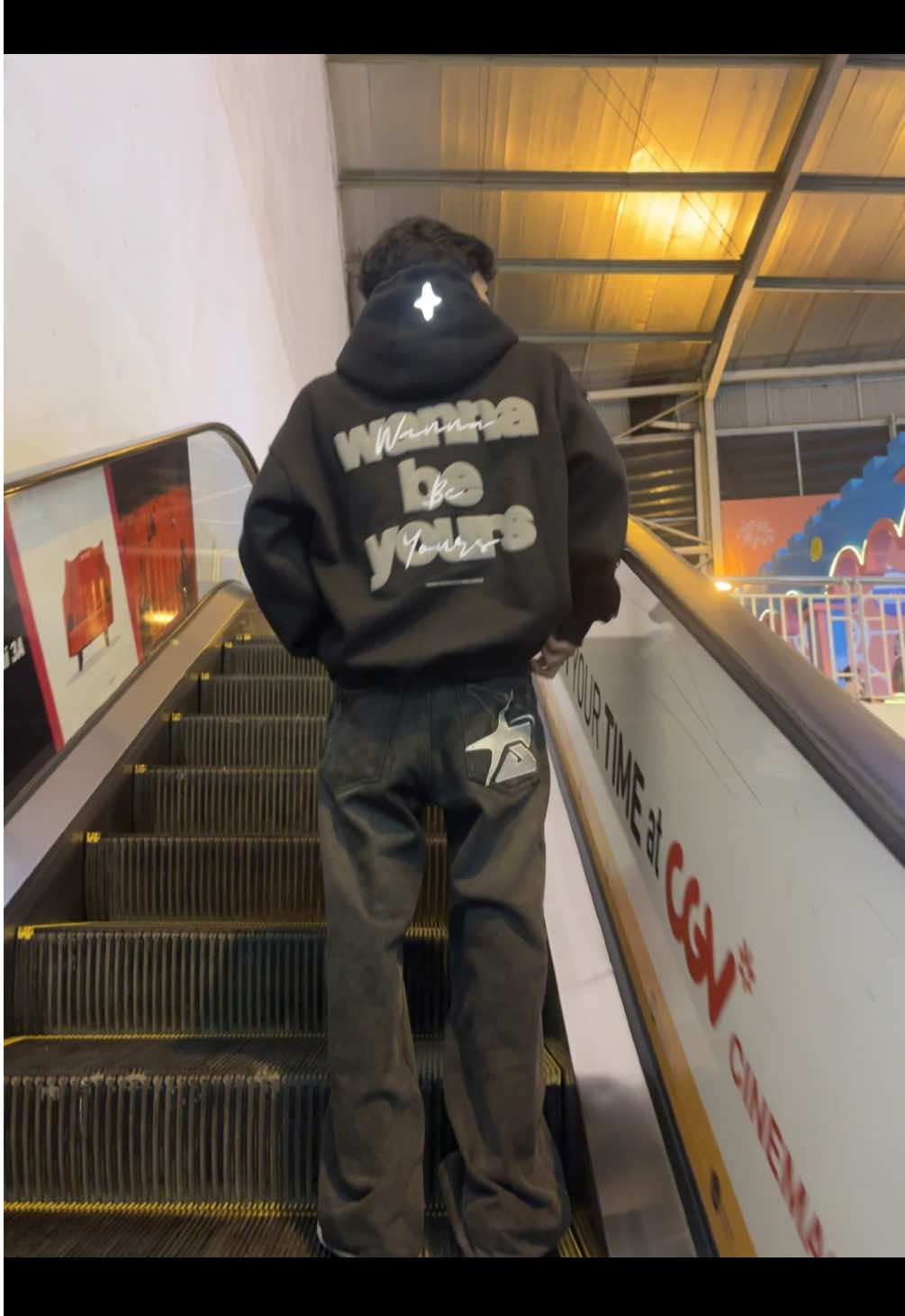 ganteng bgt kalo uda di try on🤤#hoodie #wannabeyours #wnbyv1 #fyp #fashion #outfitideas #pose #fotolive 