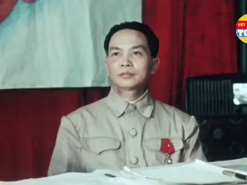 Thước phim tư liệu quý về Sở Chỉ huy Chiến dịch lịch sử Điện Biên Phủ .Đại tướng Võ Nguyên Giáp Tổng tư lệnh, tướng Văn tiến Dũng Tổng tham mưu trưởng,tướng Nguyễn chí Thanh cùng các  đồng chí trong sở chỉ huy Chiến họp bàn triển khai phương án tác chiến trong chiến dịch năm 1954🇻🇳