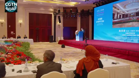 المبعوثون الأجانب يشيدون بإنجازات شينجيانغ في التنمية الاقتصادية والاجتماعية نظمت لجنة الحزب الشيوعي الصيني لمنطقة #شينجيانغ الويغورية ذاتية الحكم، مساء يوم الاثنين (31 مارس)، في بكين اجتماعًا تبادليًا بحضور 70 سفيرًا ودبلوماسيًا وممثلًا عن 43 دولة ومنظمة دولية، لمشاركة أحدث الإنجازات التي حُققت في شينجيانغ في مجالات الإصلاح والتنمية والاستقرار، وإلقاء الضوء على صورة المنطقة المنفتحة والمتسامحة والواثقة بالنفس، وتعزيز الصداقة التقليدية وترسيخ التفاهم والثقة المتبادلة، ودفع التعاون والتبادل الودي بين شينجيانغ الصينية والدول الأخرى إلى آفاق جديدة. قدم إركين تونياز، رئيس منطقة شينجيانغ الويغورية ذاتية الحكم، شرحًا مفصلًا حول التقدم الذي أحرزته المنطقة في بناء نمط تنموي جديد، وإنجازاتها التنموية التي عادت بالمنافع والفوائد الحقيقية على معيشة السكان، والتقدم الذي حققته في تعزيز الوعي بوحدة الأمة الصينية وضمان حقوق القوميات المختلفة وفقًا للقانون، إلى جانب اختراقات تاريخية في التعاون والتبادل الدولي، مؤكدا أن التطور الاقتصادي والاجتماعي في شينجيانغ، فضلًا عن نجاحاتها في مجال حقوق الإنسان، واضح للجميع، وأن شينجيانغ تمضي قدما نحو مستقبل أكثر إشراقًا تحت رعاية الوطن الأم. وألقى نورلان يرميكباييف، الأمين العام لمنظمة شنغهاي للتعاون، كلمة استعرض فيها مفاهيم وممارسات المنظمة، وقدم مقترحات لتعزيز التبادلات والتعاون بين الدول الأعضاء في المنظمة ومنطقة شينجيانغ. من جانبه، تحدث تشن شياو دونغ، نائب وزير الخارجية الصيني، عن الممارسات الناجحة للحزب الشيوعي الصيني لحكم شينجيانغ في العصر الجديد، وكشف زيف الادعاءات والشائعات التي تروجها القوى الغربية المناهضة للصين بشأن شينجيانغ. وخلال الاجتماع، أعرب عدد من السفراء الأجانب لدى الصين عن تقديرهم لإنجازات شينجيانغ في التنمية، مستعرضين تجاربهم وانطباعاتهم الشخصية خلال زياراتهم للمنطقة، معربين عن تطلعهم إلى تعزيز التعاون بين بلدانهم وشينجيانغ الصينية.