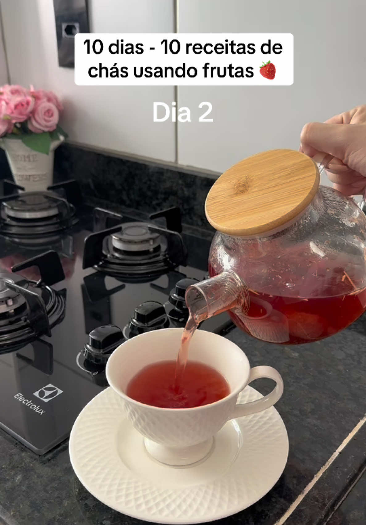 Dia 2 - Morango com capim limão 🍓🍃 Esse chá é uma combinação deliciosa, além de saboroso ele tem propriedades calmantes e relaxantes  Combinar frutas no chá é uma excelente opção para quem quer começar a tomar chá 🍵 #plantasmedicinais #fitoterapia🍃 #chaverde #natural #ervasmedicinais #fitoterapia #medicinanatural #chá #ansiedade #fitoterapeuta 