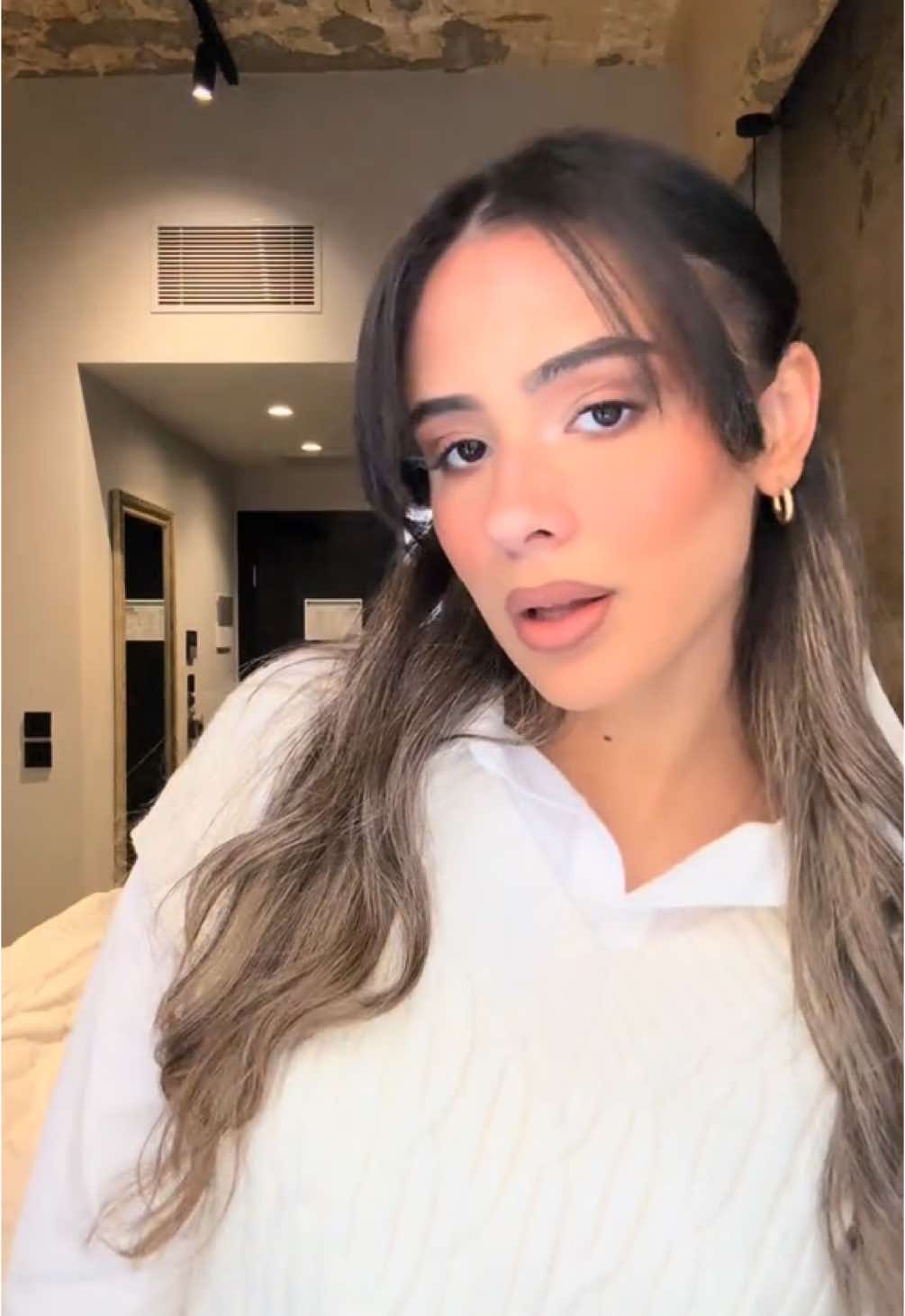 דעה לא פופולארית: להתאפר במלון סיוט חיי עם התאורה🥲 #fyp #makeupartist #foryou #makeup #athens #athensgreece  #beauty  #hair  #grwm 