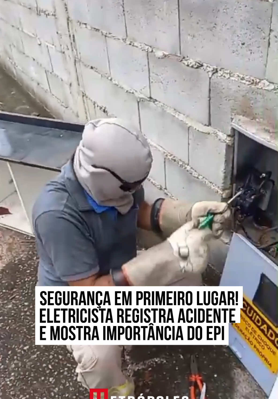 😮 O #eletricista Kaique estava mostrando na prática a importância do uso de equipamentos de proteção para evitar queimaduras em caso de explosões na rede de energia. No entanto, ao terminar de explicar, um acidente acabou assustando os trabalhadores. No #vídeo, é possível ver o momento exato da explosão e como os equipamentos protegeram o eletricista. Nas #redessociais, o vídeo #viralizou e chamou a atenção dos internautas, que deixaram comentários de bom humor: 