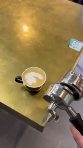 Dă-te mai încolo, că nu știu cât se face.. #baristaproblems  #baristalife  #vira  #fyppp  #barista  #viral_video  #fyp  #tik_tok  #coffeetime  #cafelover  #funnymoments @Pop Bianca 