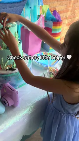 My little helper was my niece that said she knew were she wanted to place the sea creatures for her cake #lilybakesstudio #adayinmylife #fyp #contentcreator #bakerylife #proudtia #bakeryowner 