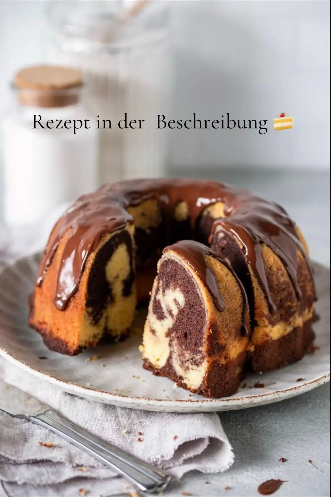 Zutaten ⬇️ 300g Mehl  1 Packung Backpulver  1 Packung Vanillezucker  200g Zucker  4 Eier  250ml Speiseöl  100ml Milch  2 Löffel backkakao  Glasur ⬇️ Schmelzschokolade  (Staubzucker)  Ofen ⬇️ 180 grad Ober und Unterhitze  #Marmorkuchen  #Kuchen  #leıchterkuchen 