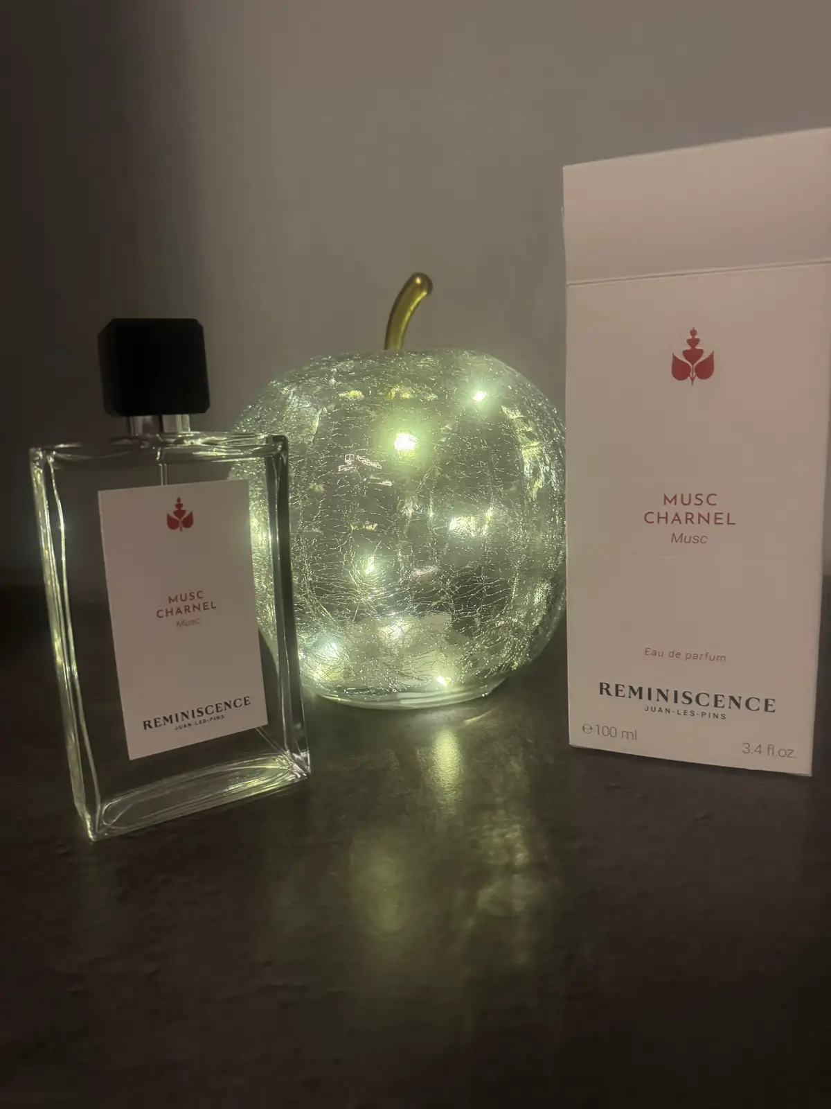 Le parfum Musc charnel est une fragrance qui se distingue par sa sensualité et sa profondeur. Dès les premières notes, une sensation de douceur enveloppante se fait sentir grâce à une dominante de musc, magnifiée par une subtile touche florale. La puissance de ce musc est équilibrée par des accords chaleureux et légèrement épicés, créant une aura mystérieuse et envoûtante. La tenue est excellente, ce qui permet de profiter de cette signature olfactive tout au long de la journée, et même au-delà. Ce parfum convient parfaitement aux amateurs de senteurs riches et intenses, tout en restant accessible grâce à sa légèreté de composition. @reminiscence_parfums  Musc charnel peut être porté en toute saison, mais il trouve particulièrement sa place lors des soirées ou des occasions spéciales. Il laisse une trace douce et élégante, sans être trop écrasant. @sampleo_france #parfumdeniche #musccharnel #reminiscenceparfums 