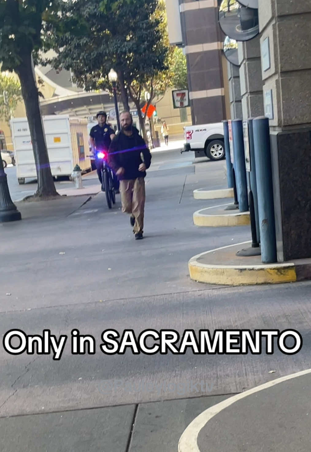 The fastest man alive 🏃🏻💨🚔 #onlyinsacramento #916 #pauleylogiktv #pauleylogik #highspeed #copsoftiktok #sacpd #run #badboys #policepursuit #sacramento 