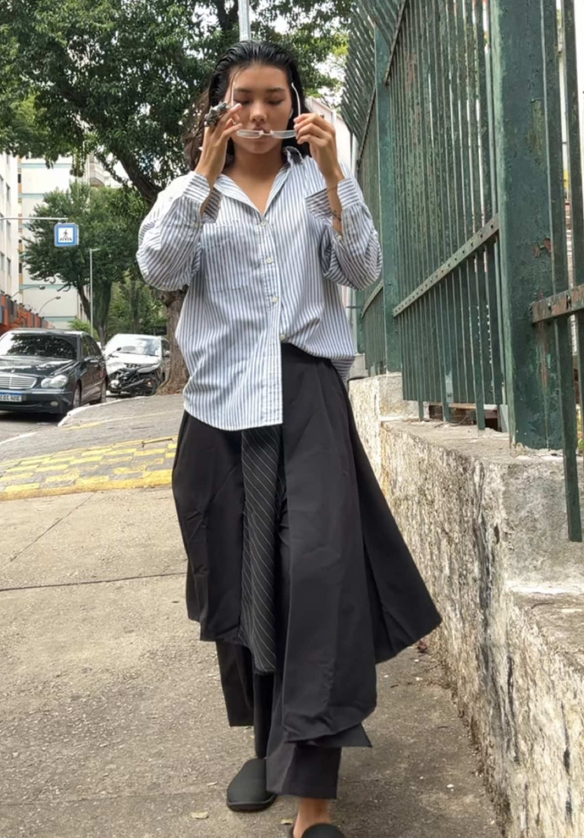 Escolha ou acaso? Foi confortável andar de pantufa por aí 