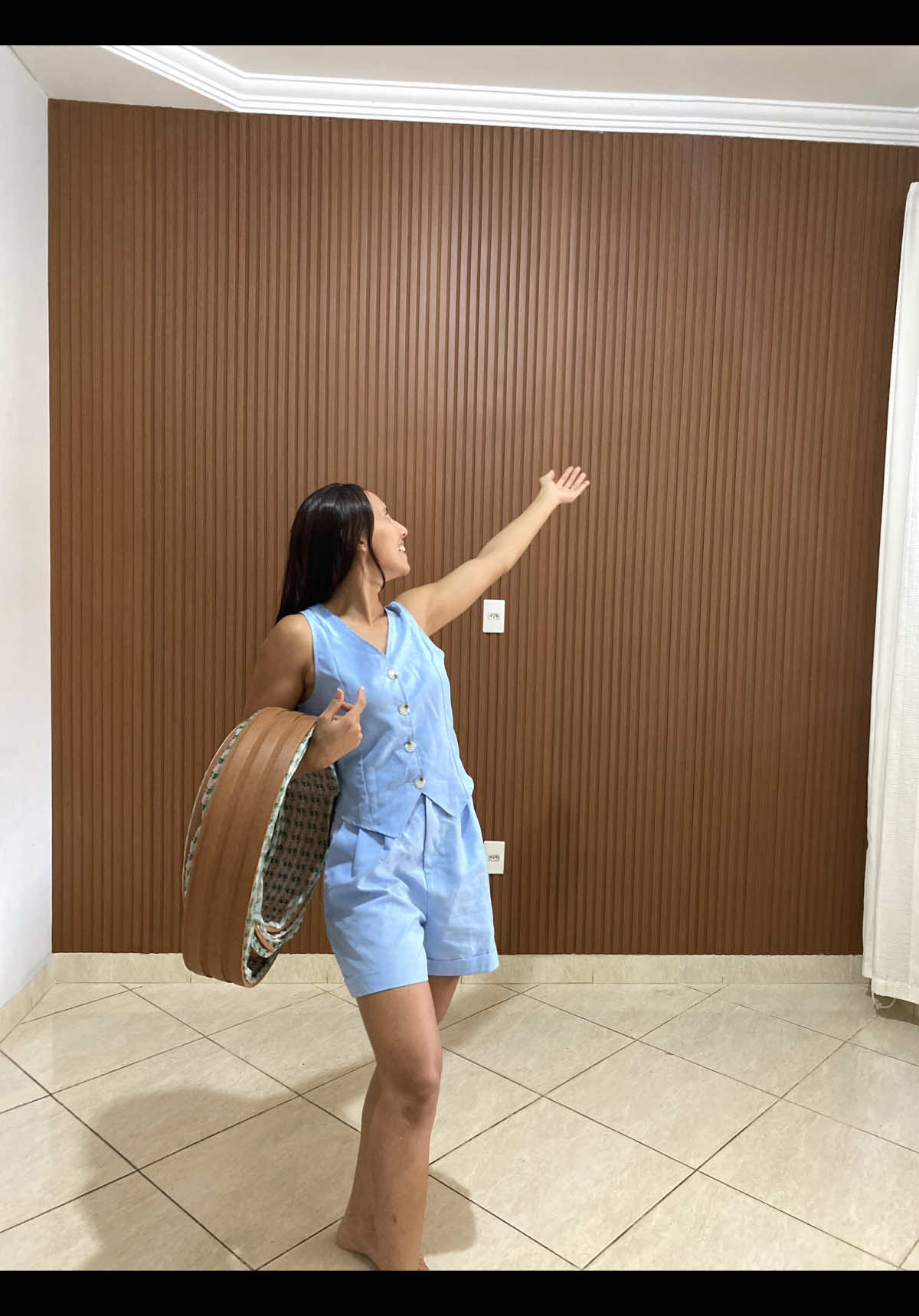 Hoje foi dia de transformar a sala  da minha sogra !  O sonho dela sempre foi ter um painel ripado ,  em parceria com @meurodape proporcionamos a ela essa linda transformação a ela 💚 . . MATERIAL ( LINHA MADETO - cor cinamomo )  Use meu 🏷️CAROLL para ter descontos especiais na comprinha de vocês 💫 . . #painelripado #façavocêmesmo #decoração #meurodapé