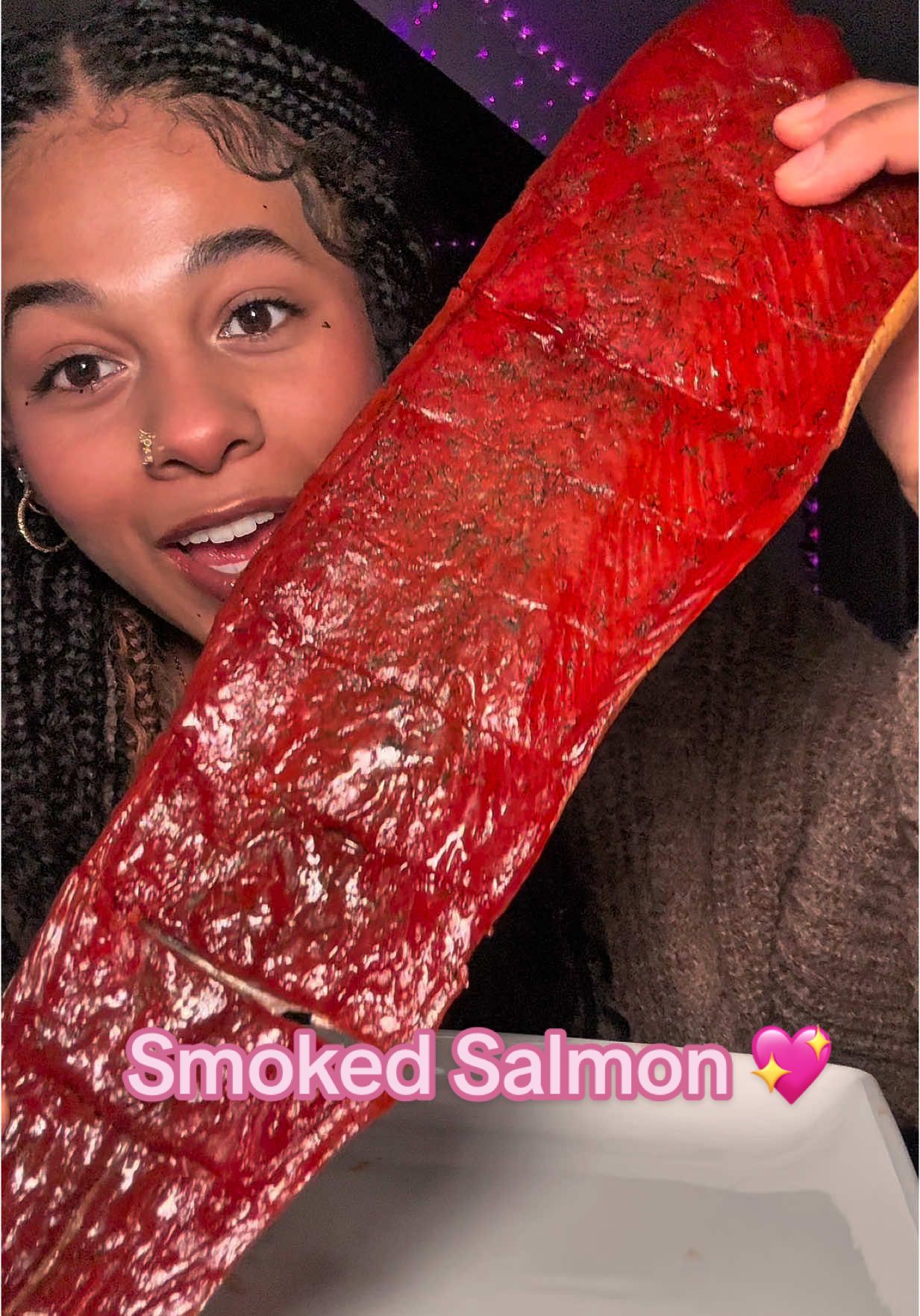 It was @Bran munches she made it look sooooo good! I didn’t have any avocados I wish I did tho! @soloveykitchen is where I got it! Yall should def give it a try if you like salmon, and for the ones who don’t like raw fish! Also this is not sponsored whatsoever I was just really excited to try this😭 10/10 for me! BUT I HOPE YALL HAVE AN AMAZING DAY GOD LOVES YOU! STAY BLESSED AND BEAUTIFUL I LOVE YALLLLL💖💖💖💖 #fypシ #fyp #fypage #viraltiktok #explore #shorts #eating #mukbang #viralvideo #salmon #smokedmeat 