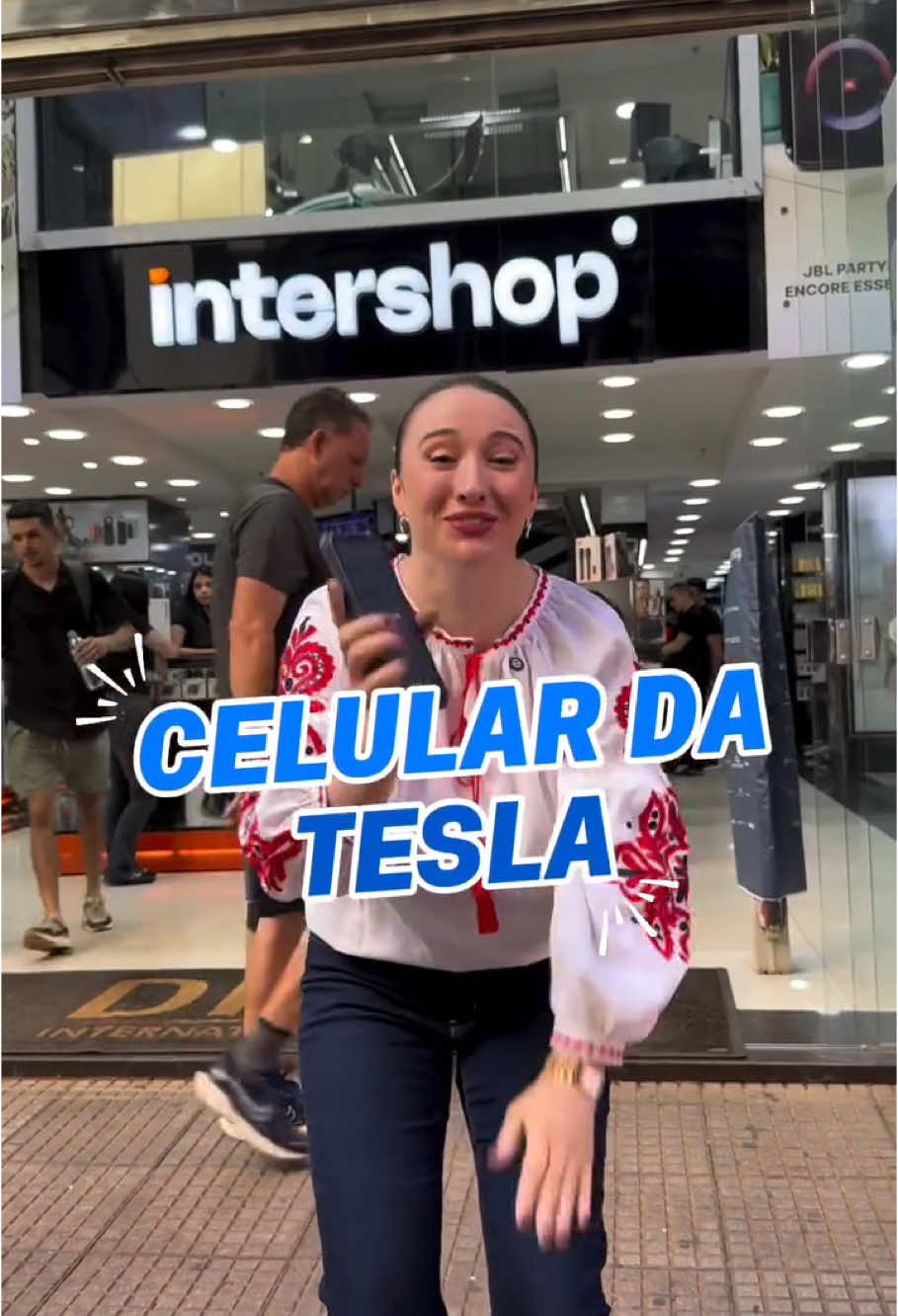 Se liga só no celular incrível da tesla que temos aqui na Intershop. 😎🧡💙 @awinieanand 
