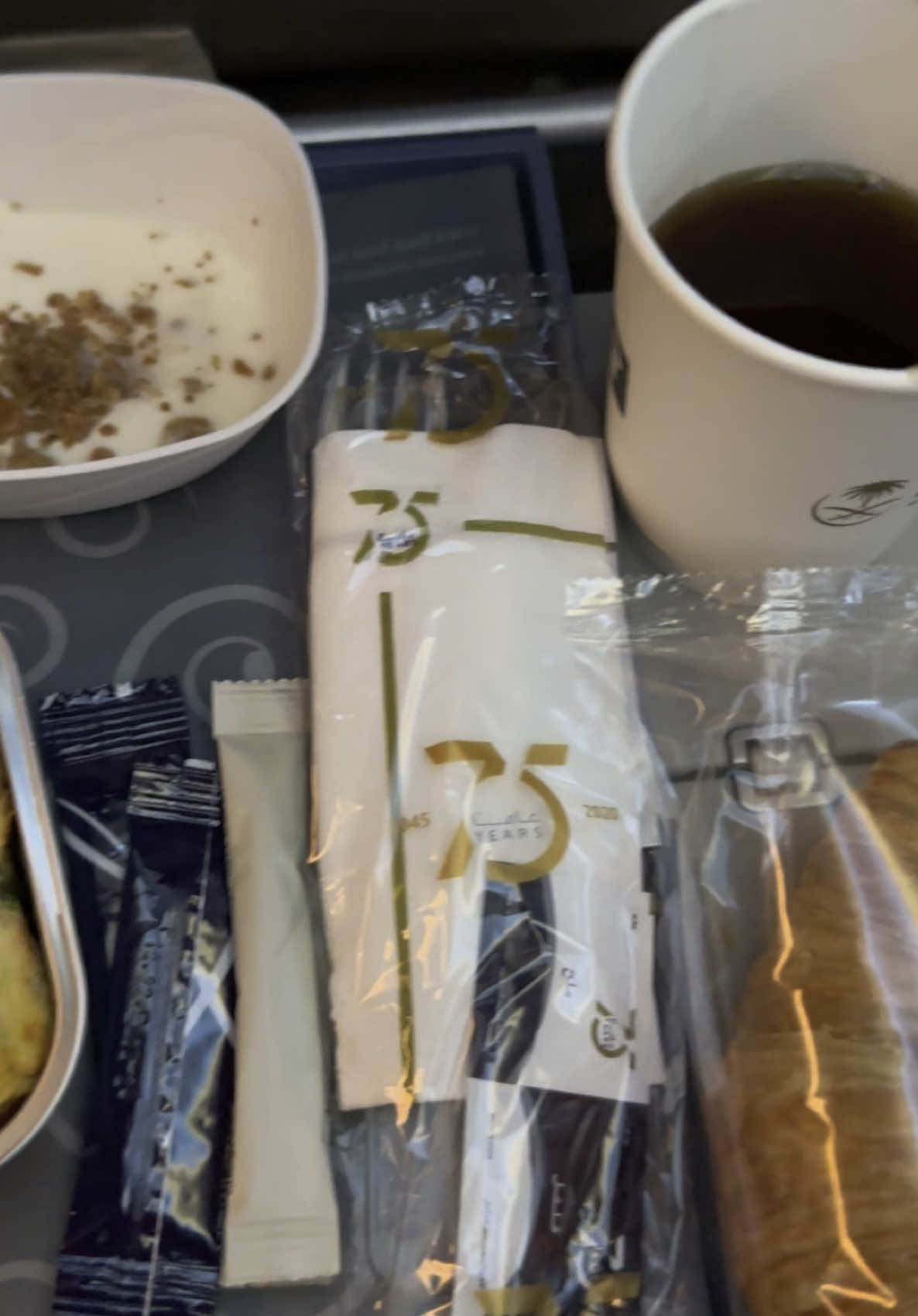 Breakfast served onboard Saudia B787-9 flight back to LHR #saudiarabia🇸🇦 #saudiairlines #boeing #b787 #breakfast #dinner #meal #FoodTok #airline #aviation #avgeek #planespotting #tea #coffee #videoviral #foryoupage❤️❤️ #fyp #fyp #fyp @SAUDIA 