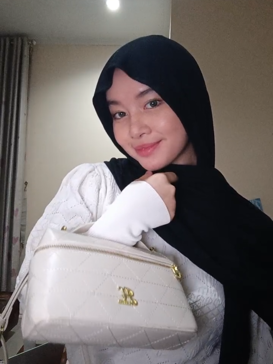 Outfit of Eid Day ✌️ with the perfect Eva Mini Bag from @jimshoney.official 👜💃