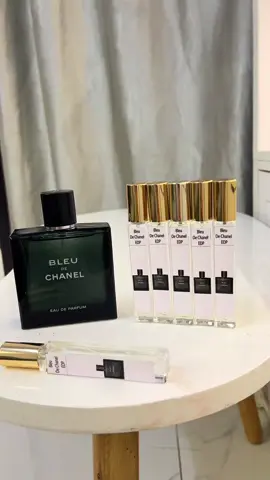 ❌ ÔNG HOÀNG CỦA MỌI THỜI ĐẠI - hương thơm bán chạy top 1 thế giới cho đấng mài râu #bleuchanel    🌿𝐂𝐇𝐀𝐍𝐄𝐋 𝐁𝐋𝐄𝐔 𝐄𝐃𝐏🌿 ▪️Full 100ml zá iu  ✅✅✅✅   Thơm chuẩn sang, thanh lịch lắm nha. Dòng nước hoa Nam e bán chạy nhất luôn.  🌟 Là một trong những chai nước hoa nam được yêu thích nhất, Chanel Bleu EDP  được đánh giá rất cao ở chất lượng mùi hương và tính sang trọng. Chỉ cần một lần thử, chắc chắn bạn sẽ bị thuyết phục bởi mùi gỗ nồng thơm độc nhất chỉ mình Chanel Bleu mới tạo ra được.  ✨ Nếu bạn là người lười đem theo nước hoa mỗi ngày thì bạn nên chọn Chanel Bleu EDP, lí do thật đơn giản vì chắc chắn bạn sẽ không tìm được mùi hương nào bám mùi lâu hơn Chanel Bleu đâu nhé, thật khó tưởng tượng có một chai nước hoa lại có thể lâu hương đến 7-8 tiếng, Bleu EDP sẽ giúp bạn tự tin, lịch lãm suốt cả ngày dài. Hương Đầu: Vỏ chanh, Cam Bergamot, Cây bạc hà, Hương giữa: Hoa Oải Hương, Hoa phong lữ, Quả dứa (quả thơm) Hương cuối: Gỗ tuyết tùng, Gỗ đàn hương, Đậu Tonka #bleuchanel #nuochoachinhhang #nuochoadanang #NướcHoa #authentic 