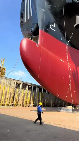 The large container ship fuel tank of LNG fuel tank has a capacity of more than 13,000 cubic metres, and the total length of the ship type is about 366 metres, between two columns. It has a length of 355.4 metres, a width of 51 metres, a depth of 30.2 metres, a design draft of 14.5 metres, and a structural draft of 17 metres. #Megaships #MarineEngineering #LNGShipping   #13000CubicChallenge #FloatingSkyscraper   #ShipScale #CleanShipping #355MetersRule   #TankTopView #LNGRevolution #MarineColossus   #DraftVsDepth