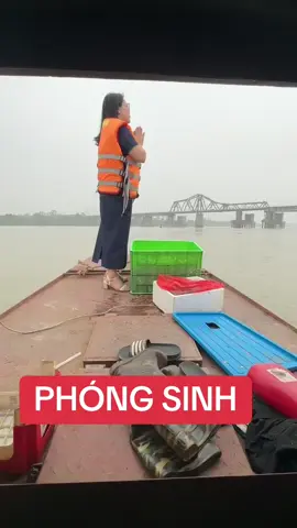 Phóng sinh không chỉ cứu một con cá mà còn cứu tâm của chính mình. Thính giả: Hiện tại, nhiều người biết rằng chúng con thường mua cá để phóng sinh vào ngày mùng một và ngày rằm. Liệu chúng con có thể chuyển sang phóng sinh vào ngày thường, tùy duyên được không? Đài Trưởng: Hoàn toàn có thể. Vào ngày mùng một và ngày rằm, người bán cá bắt nhiều hơn, tội lỗi càng nặng. Các con phóng sinh càng nhiều, tiêu trừ nghiệp chướng của chính mình càng nhiều. Thực tế, phóng sinh là nuôi dưỡng lòng từ bi, cá thả xuống cũng không sống được bao lâu. Không phải là con thực sự cứu được một con cá mà là con cứu được tâm linh của chính mình. Vì vậy, cần nâng cao tầm quan trọng của việc này, không chỉ đơn giản là phóng sinh. Việc bỏ tiền ra để phóng sinh chứng tỏ rằng con đã bố thí tài, không coi trọng lợi ích cá nhân mà xem trọng lợi ích của chúng sinh. Con cũng thực hiện bố thí pháp, làm cho nhiều người biết đến việc phóng sinh, nhiều người tham gia phóng sinh. Đó cũng là một cách giúp đỡ người khác, cho họ biết rằng phóng sinh là việc tốt. Bố thí tài, bố thí pháp, bố thí vô uý, chính là nỗ lực làm việc thiện! Phóng sinh rất tốt cho con! Có thể kéo dài tuổi thọ, không phải là cá sống lâu mà là cá có lòng biết ơn. Sau khi phóng sinh, Thiên Địa đều có cảm ứng, vì người này là người cứu sống mạng sống. Vì chúng ta cứu người rất khó, không thể cứu được nhiều người nhưng chúng ta có thể cứu cá. Cũng là những sinh mệnh nhỏ, việc này dễ dàng hơn. 2013-06-21, Huyền Nghệ Hỏi Đáp (Quan Âm Đường Hà Nội biên dịch và chỉnh sửa theo đúng nguyên tác.)#quantheambotat #phattaitam #loiphatday #Phapmonquantheambota #phatphap #5đạiphápbảo #quanamduonghanoi #phóngsanh 