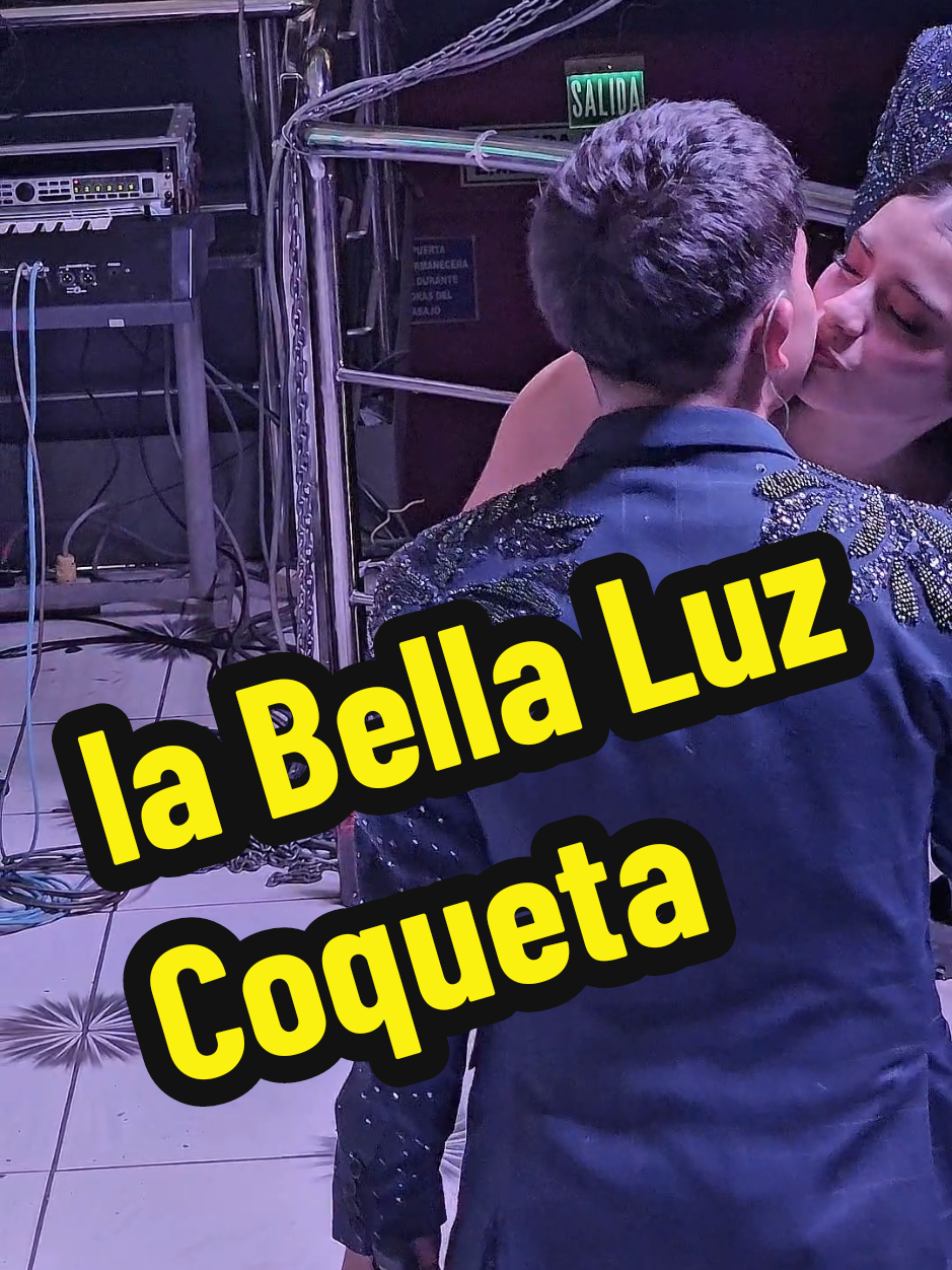 LE ROBO UN BESO A ARIANITA @arianagonzalesoficial #labellaluz 