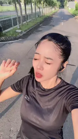 Baby dembutt nya banyak kalii..susah rapi kan rambut ini..