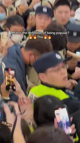 It is not easy to be a public figure in China, they must be tough when dealing with excessive pressure of camera and media surrounding all over them. Chengyi is not an overnight celebrity, he has been a growing actor since 2011 and this popularity is what he deserved after all his hard work! 🔥 Remember to come when his new drama, Go To Mountain and Seas airing in iQIYI and WeTV next May! #chengyi #ChengYi #fushiqi #成毅 #chengyi成毅 #赴山海 #actor #drama #fushanhai #airport #celebrity #china #actors #chinesedrama #xiaoqiushui #lichenzhou 