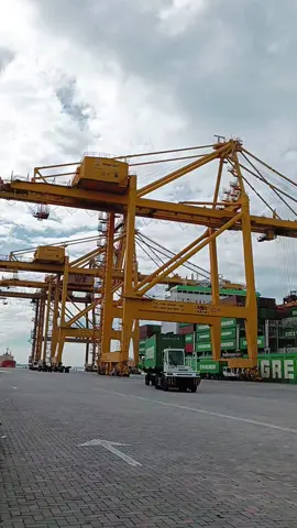 SHRMZB.. 😎 *PELUANG PEKERJAAN*  *PRIME MOVER DRIVER* ❗*SYARAT KELAYAKAN* :  ➡️ Lesen memandu : D/DA sahaja ➡️ Warganegara Malaysia ➡️ Lelaki & Perempuan ➡️ Penglihatan jelas ( tidak rabun) ➡️ Berumur 19 - 55 tahun  ➡️ Sihat tubuh badan ➡️ Rumah sewa disediakan (*Disediakan utk Lelaki sahaja, tertakluk pada kekosongan*) ➡️ Wajib ada Transport sendiri sekurang-kuranya (motor) ➡️ Lengkap 2/3 Dos Vaksin ➡️ Rolling Shift (6hari kerja, 1hari offday) ⏰ 8am - 8pm ⏰ 8pm - 8am ❗*SYARAT TIDAK LAYAK* ❗ : ❌ Lesen : GDL, F, G, H, I           *PRIME MOVER DRIVER*  ❌💵*TIADA BAYARAN BASIC*💵❌ #raya #selamathariraya #smilealways #masukberanda #CapCut #johor #fyppppppppppppppppppppppp #viral #fyp #budakport #primemover #pilot #fypage #fypシ゚ #fypp #rayaraya #drivermuda #kerjakosong #kerjakosongterkini #jobvacancy #jobs #job #jobsearch 