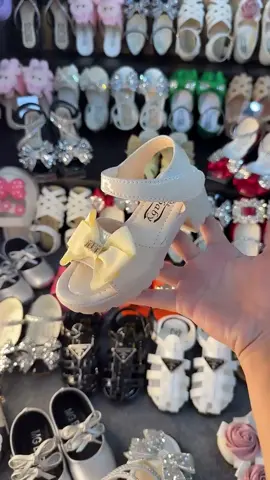 Giày Sandal Gót Vuông Xinh Cho Bé Gái Đi Học #depsandalchobe #depbegaixinh #giaydeptreem #giaybupbebegai