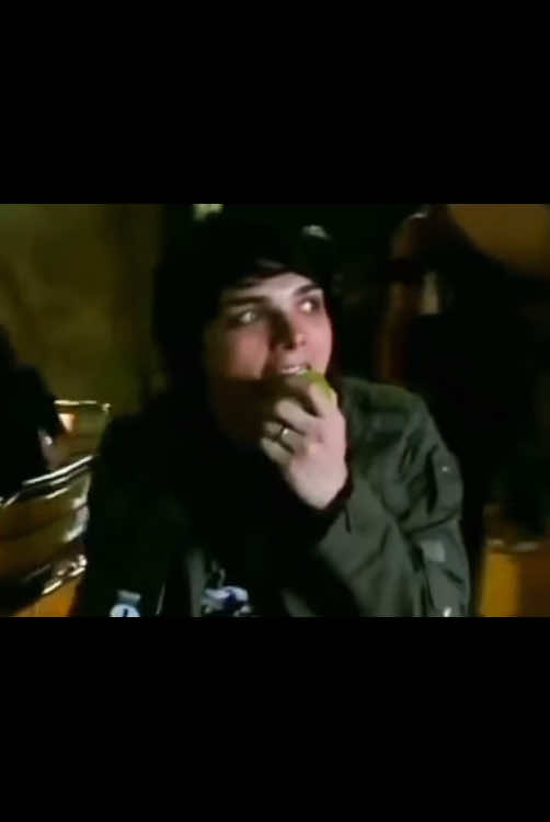 Gerard way eating and apple gang 🗣️#gerardway #geeway #mikeyway #frankiero #raytoro #mcr #mychemicalromance #band #emo #2000s #music #apple #food #silly #interview 