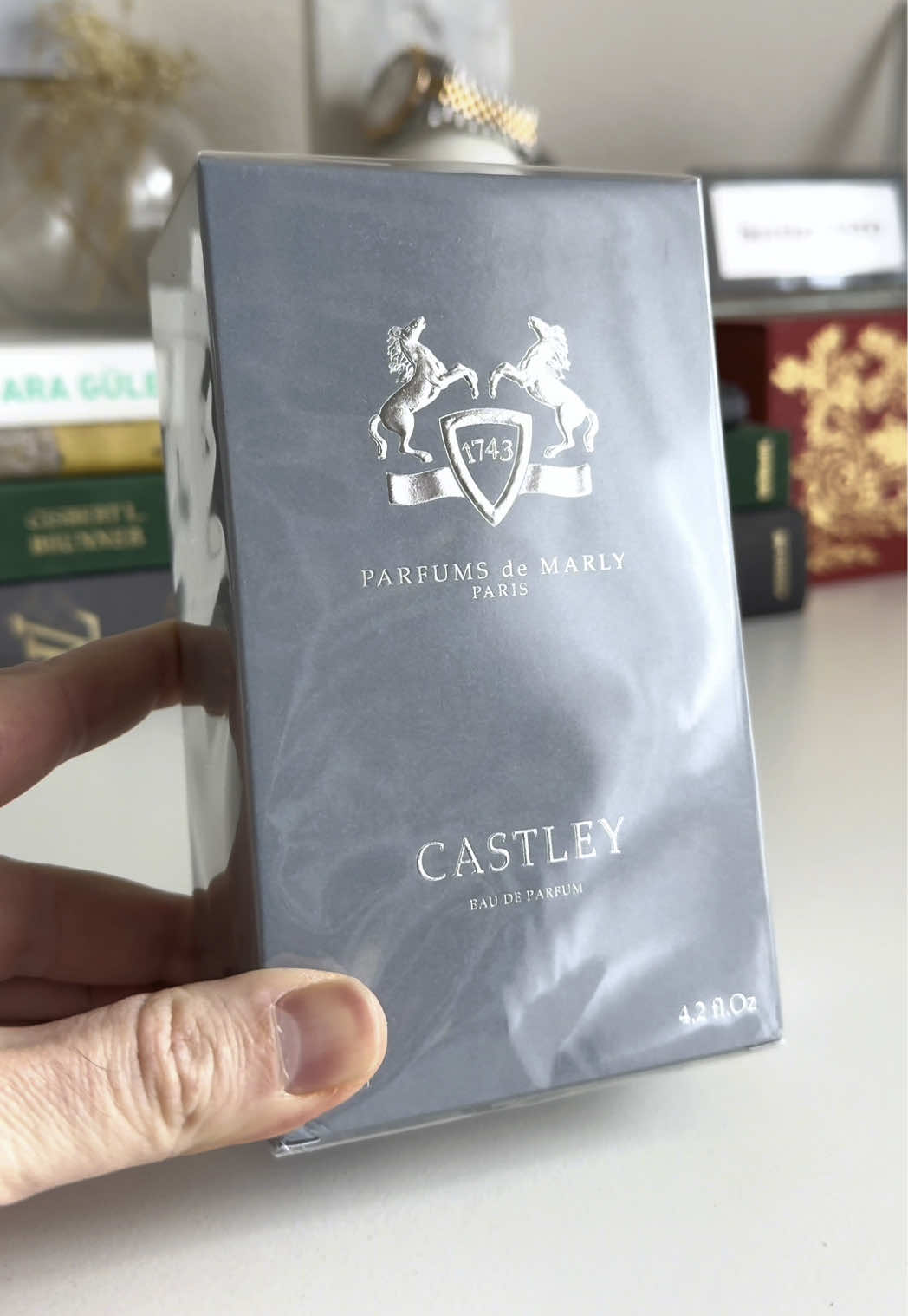Castley by Parfums de Marly, the newest addition to their fresh collection. Castley joins the company of Greenley and Sedley! With notes of bergamot, pepper and ginger in the top. Middle of more peppers, neroli, petit grain and timid and the base of benzoin, labdanum and akigalawood. The opening is quite peppery fresh with the dry down being more ambery and a sweet woodiness. I have to say it is a bit underwhelming. It is a good perfume, but for this price you can definitely get better.  #nicheparfum #nicheperfume #nichefragrance #scentoftheday #eaudeparfum #smellgood #luxuryperfume 