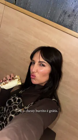 Chega de vos enrolar, aqui está a novidade: o Dia do Burrito na @Taco Bell Portugal é já dia 4 de abril!🌯🫰🏼Sim, está quase. Ah, e o Cheesy Burrito é GRÁTIS! Chegam, pedem e é só comer. Marquem já na agenda😉 PUB #tacobellpt