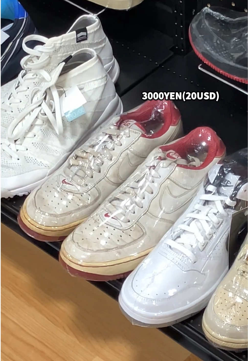 Worldwide Shipping🌍/Wholesaler Wanted📩某店で3000円、ジャンク品として販売されていた01年AF1。私たちからしたらジャンクではなく掘り出し物。オパンケのシューズは加水分解はあれどソールが剥がれることはないため履けるのだ。 革の汚れを落とし、レザーケア、黄ばみ除去を行う。幸い汚れはフォームで落とせるものが多い。ソールは真鍮ブラシでしっかり洗い、中もブラシを奥まで届かせスッキリさせる。 黄ばみ除去をして、レザーケア。当然圧着で寿命を延ばす。煩わしい汚れが取れ、上質な革のAF1を格安で手に入れた。 ———————————- Worldwide Shipping🌍/Wholesaler Wanted📩An 01 AF1 that was sold as junk for $3000 at one store. Opanke's shoes can be worn because the soles do not peel off, although there is hydrolysis.  The leather is cleaned of dirt, leather care, and yellowing removal. Fortunately, many of the stains can be removed with foam. The soles are thoroughly washed with a brass brush, and the inside is also cleaned with a brush that reaches deep into the sole.  After removing yellow stains, leather care is performed. Naturally, crimping prolongs the life of the leather. The annoying dirt was removed, and I got AF1 of fine quality leather at a reasonable price. #kickswrap #asmr #sneakers #cleaning #スニーカー #クリーニング 