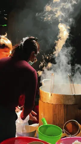 Buổi sáng yên bình tại chợ phiên Đồng Văn. Nắng vàng nhẹ chiếu xuống nồi nước dùng nghi ngút khói, cùng những người dân lao động. Khung cảnh tại lúc đó thật giản dị và chân phương.  #chophienvungcao #hagiang #checkinvietnam #vietnamtoiyeu 