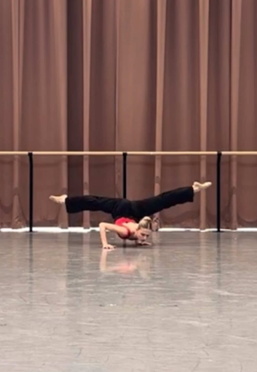 Snippets of my self-choreographed solo ❤️🖤 #auditionseason #contemporary #dancer #ballerina #profesionaldancer #choreography #solo 