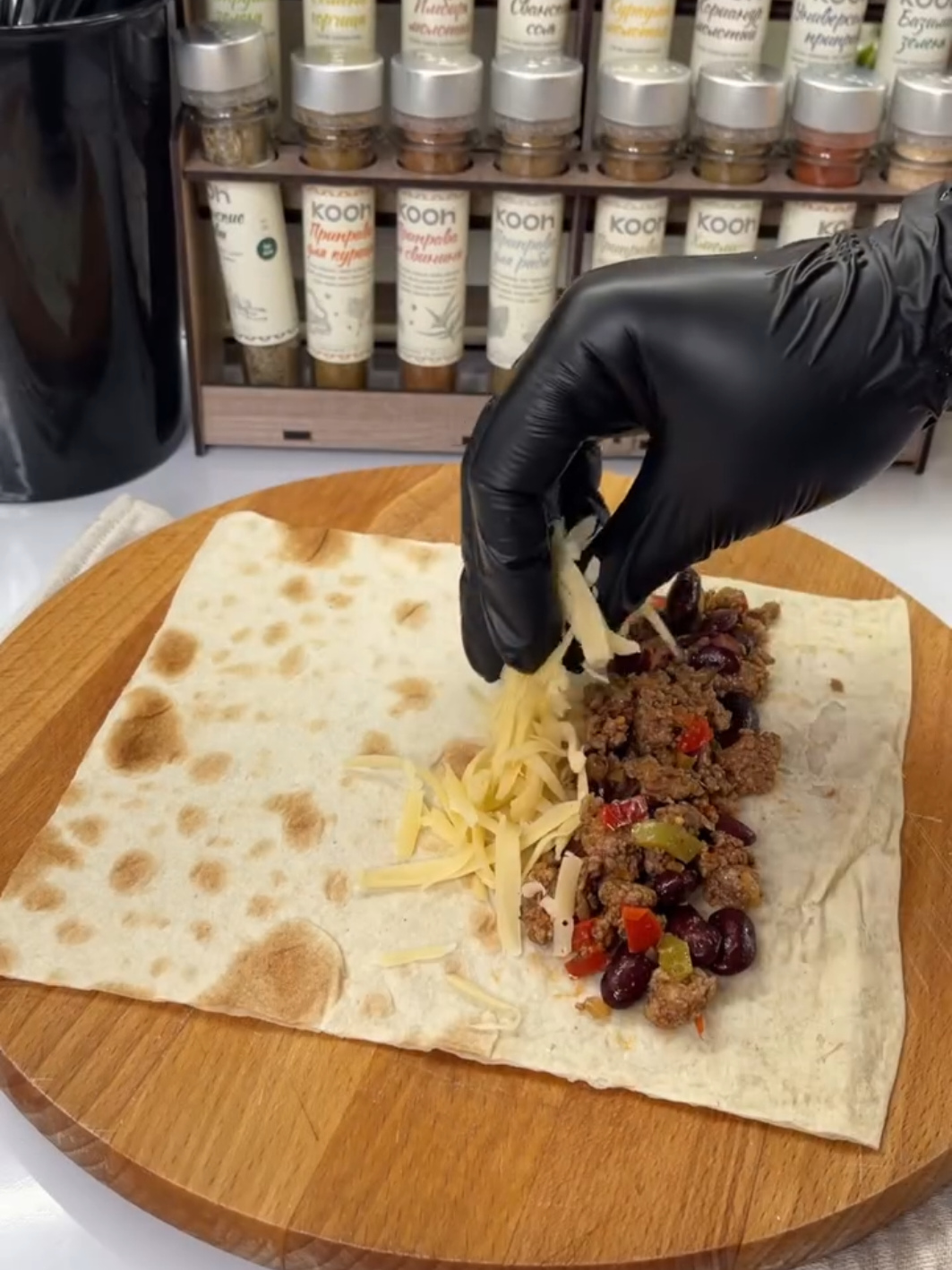 Мексиканская ЭНЧИЛАДА Очень люблю рецепты с лавашом, быстренько и вкусненько! С Ингредиенты ﻿фарш 500 гр ﻿лук репчатый 1 шт ﻿чеснок 1 зубчик ﻿болгарский перец 1 шт ﻿томатная паста 1 ст.л в начинку, и 2 ст.л развести в 100 г воды, смазать форму, и рулетики сверху ﻿фасоль 1 б ﻿специи, у меня сушеный укроп, мексиканская приправа, черный перец, паприка копченая ﻿соль маленькую щепотку ﻿тонкий лаваш 1 уп ﻿сыр 350г В духовку на 10 мин при 180 градусах, противень лучше застелите пергаментом чтобы не прилипало. А вы любите простые рецепты с лавашом? #рецепты #ешьихудей 