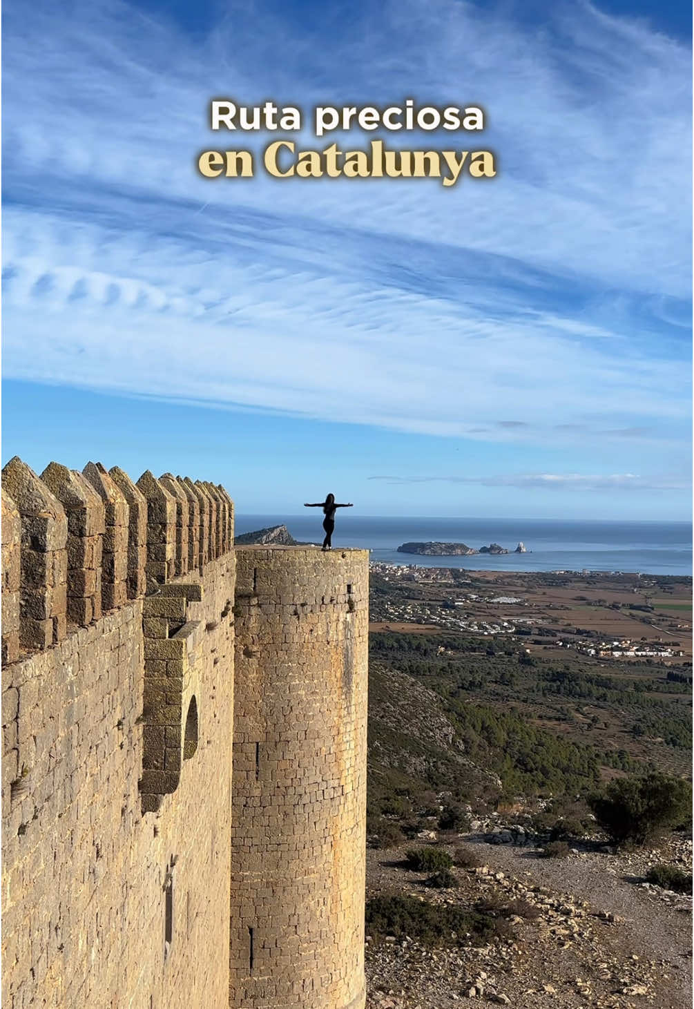 Ruta fácil y bonita en Catalunya👇🏼 📍Castillo del Montgrí, Torroella de Montgrí Se trata de una fortificación militar construida entre 1294 y 1304. El acceso al castillo es libre y gratuito.  🅿️ La ruta inicia en la ‘zona de benvinguda de visitants del Montgrí’, un parking gratuito junto a una zona pícnic. ⏱️La duración aproximada es de 2h ida y vuelta (4,8km). Es un tipo de ruta lineal con un desnivel poco exigente. El camino está señalizado con marcas GR. Para llegar a la cueva, sitúala en tu mapa y encuentra una roca con una marca roja. El descenso es intuitivo, pero más complicado. #catalunya #rutas #excursion #costabrava 