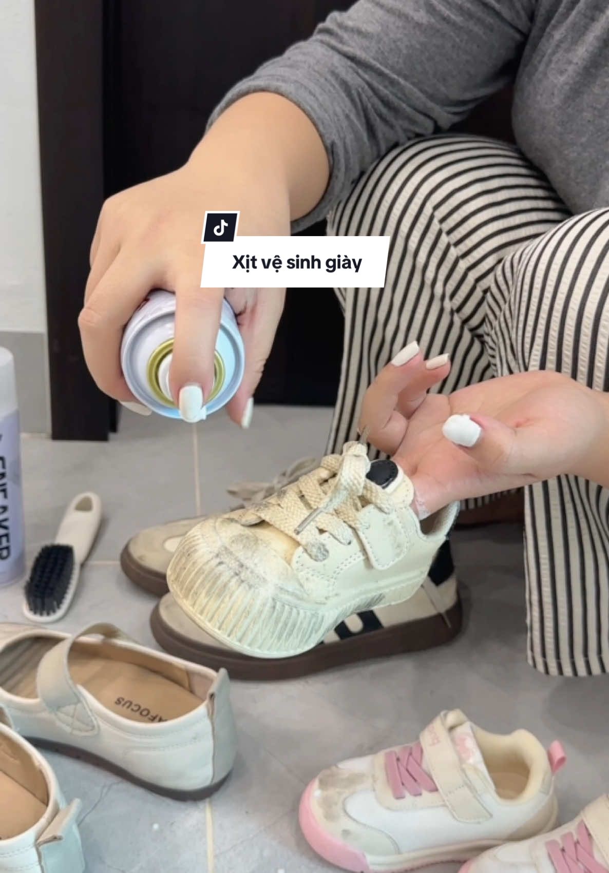 Ê trước giờ toàn giặt bằng nước vừa lâu khô vừa nhanh hỏng, từ lúc có chai xịt vệ sinh giày này tiện mà sạch hơn bao nhiêu #mebemini #xitvesinhgiay #xitvesinhgiaygeto 