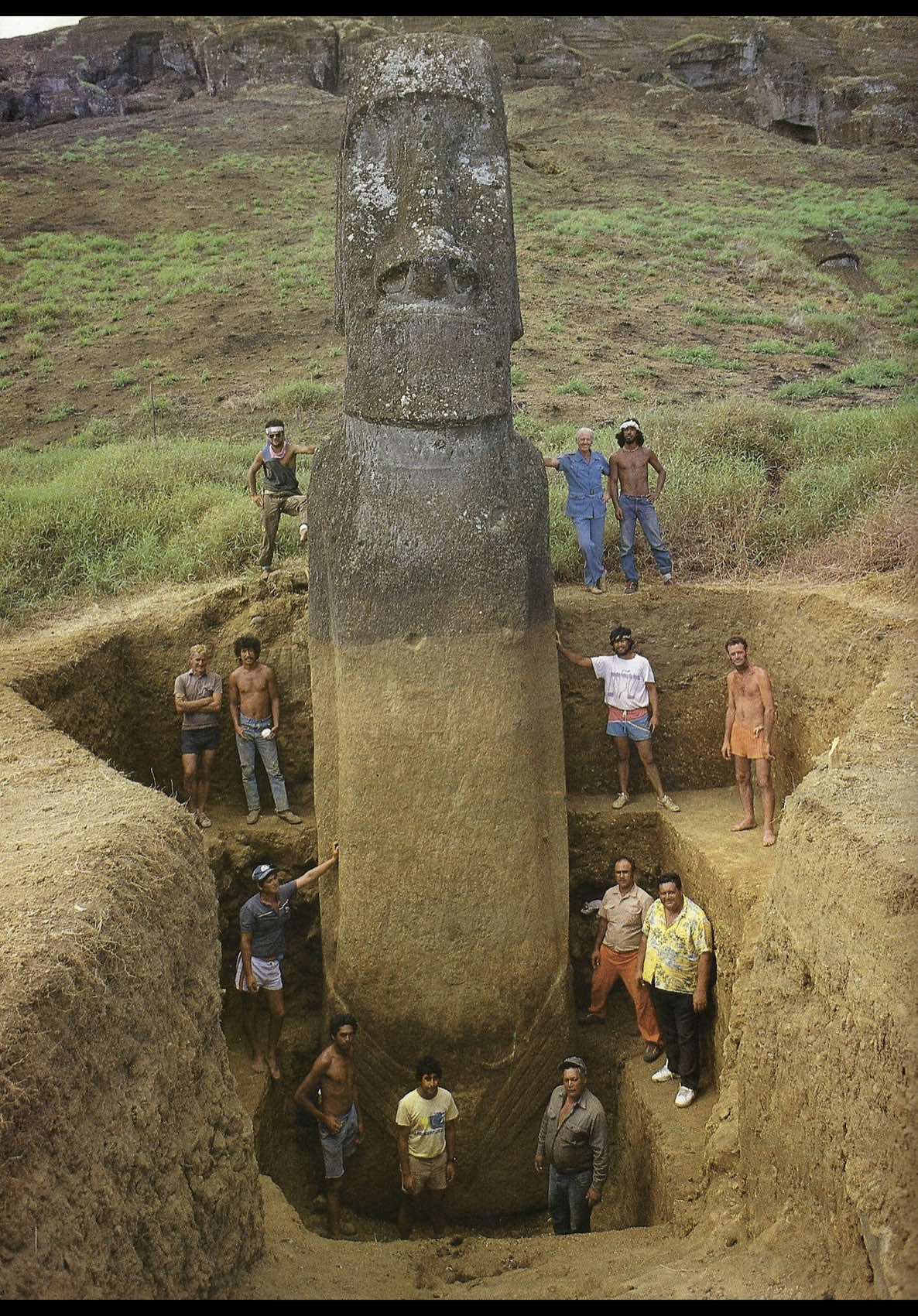 Yüzlerce yıl içerisinde toprağın altına gömülen dev Moai heykelleri.  Şili’nin 3.700 km açıklarındaki Paskalya Adası’nda bulunan ve sayıları 1000’i aşan bu heykellerin en büyüğü 10 metre boyunda ve yaklaşık 82 ton ağırlığında.  Arizona Üniversitesi’nde arkeoloji profesörü olan Terry Hunt, “Bu heykeller bugünün adalılarının tanrılaştırılmış atalarını temsil ediyorlar.” diyor. 