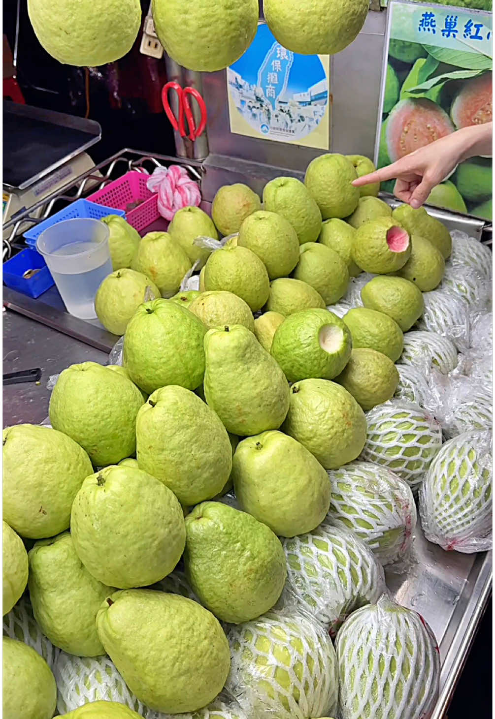 Have you tried pink guava? - Fruit Cutting Skills! Location : 饒河街觀光夜市 https://maps.app.goo.gl/3M6cWsBner7U7QLj8 #streetfood  #guava  #fruitcutting  #fypviral