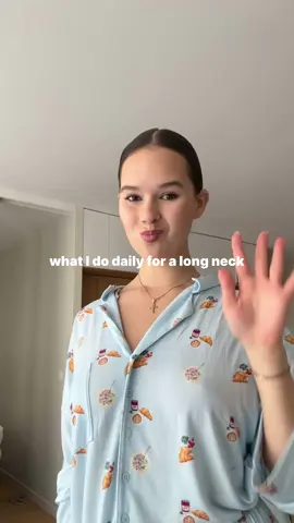 funny fact about me: when I was entering a ballet academy in Russia I was 10 y.o. and the jury said I had a short neck like seriously my head was growing from my shoulders. Now I have the longest neck in my family, hihi :) your neck can really become longer if you want it to #stretching #stretchingroutine #splits #splitsprogress #stretchingprogess