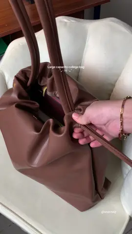 My favorite bag so far! 💖 can fit a lot of stuff even big books or ipad! 😩✨ Go change your school bag! you deserve this 💕💓 #LargeCapacitybag #schoolbag #collegebag #cloudbag #shoulderbag #studentshoulderbag #bagrecos #bagrecommendation #bagrecommendations #leatherbag #womensbag #mossdoom #mossdoomdanicabag #drawstringshoulderbag #drawstringbag #softcloudbag #tiktokbag #tiktokhaul #tiktokfinds #tiktokbudol #fyp #foryou #fypage 