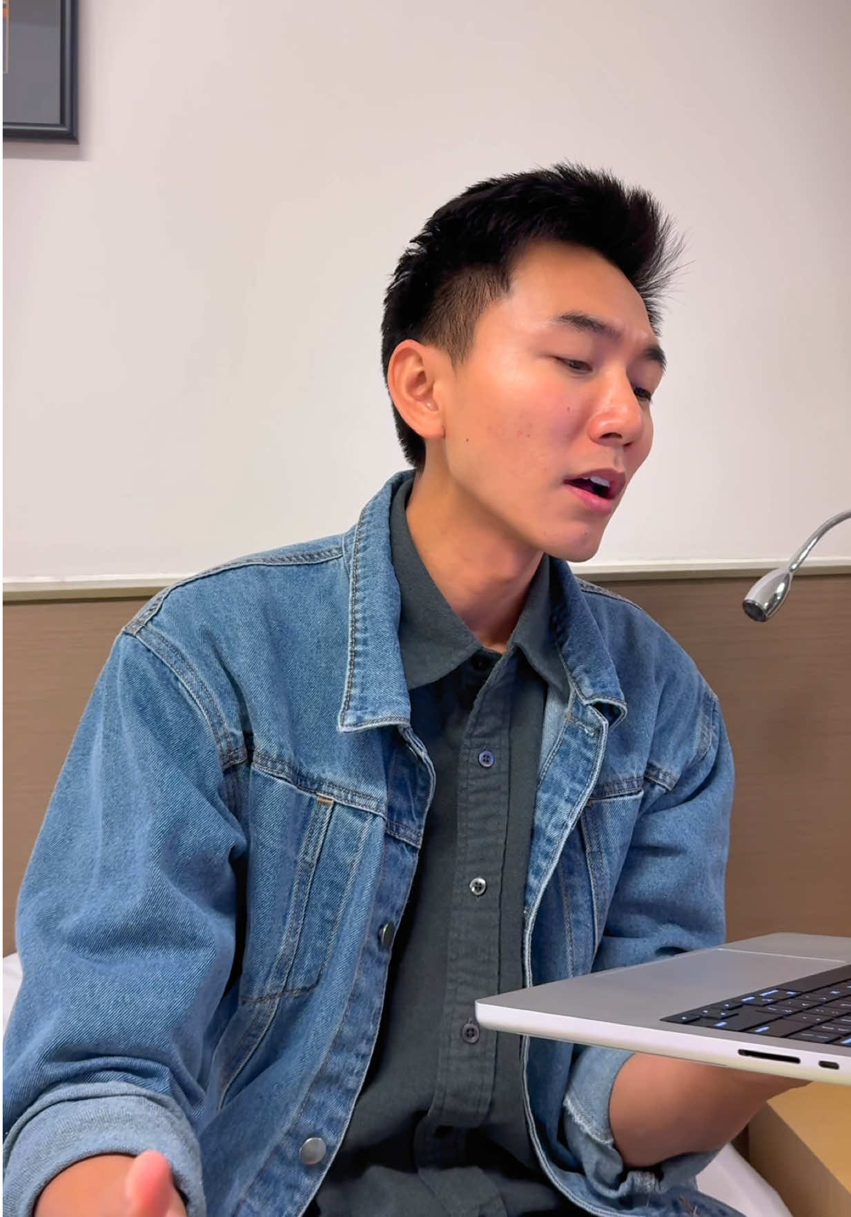 Bài hát này Khoai thích lắm luôn. Nghe hoài nay mới hát thử, mà chưa thuộc lời nên ngồi vừa hát vừa đọc lời. #khoailangthang #phepmau 