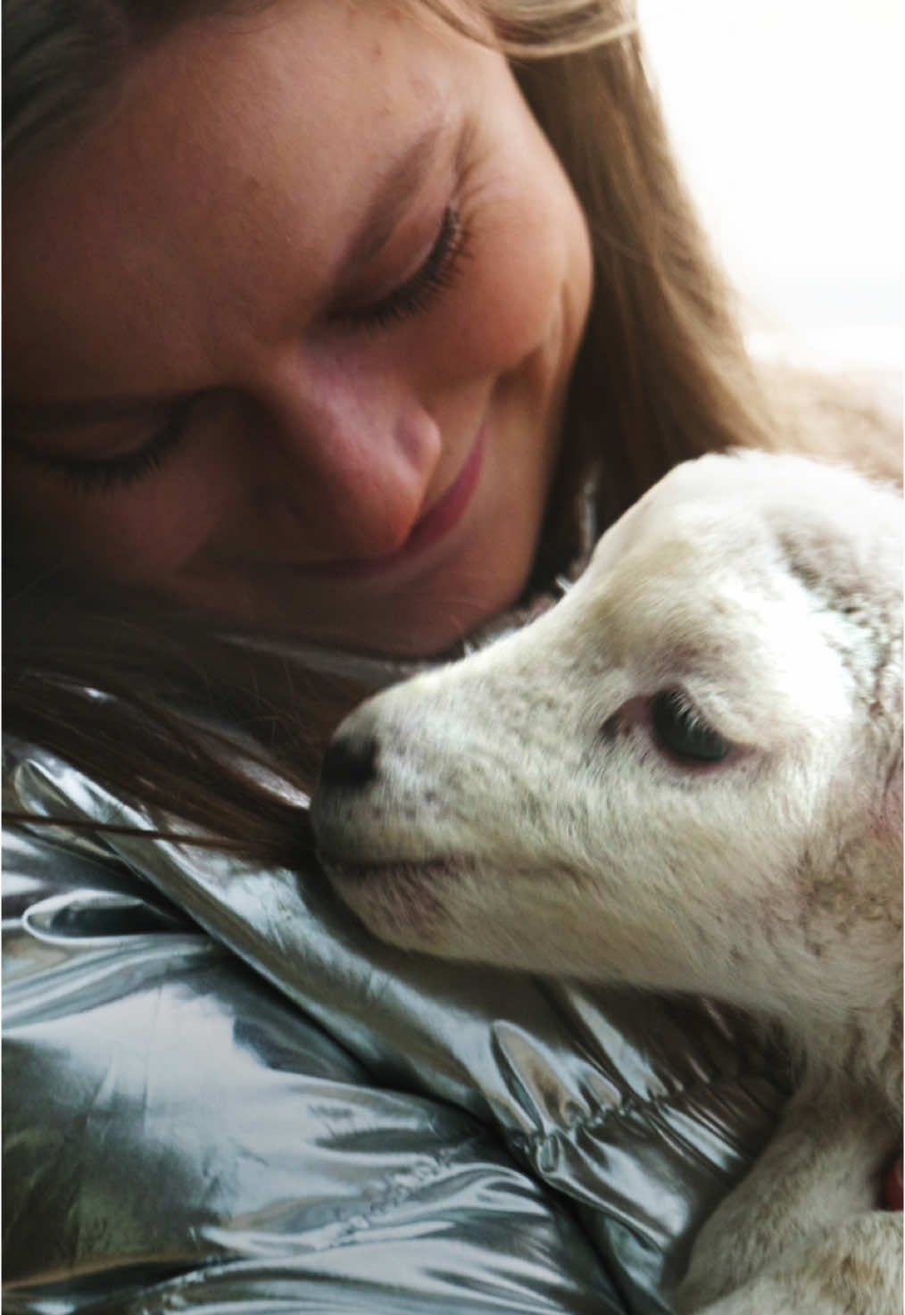From cuddling baby lambs to working alongside skilled sheepdogs 🐑🐕, my hands-on farm experience was truly unforgettable! Would you give it a go? 💪 @Tourism Ireland has challenged me to fill my heart with Ireland, and over the next six weeks, I’ll be sharing my journey — embracing sport, music, language, and dance. How will I do? You’ll have to follow along every Wednesday to find out! And a huge thank you to @beehivehuts for the most wholesome adventure yet! ☘️ #IrelandChallenge #LoveIreland #Eurovision2025