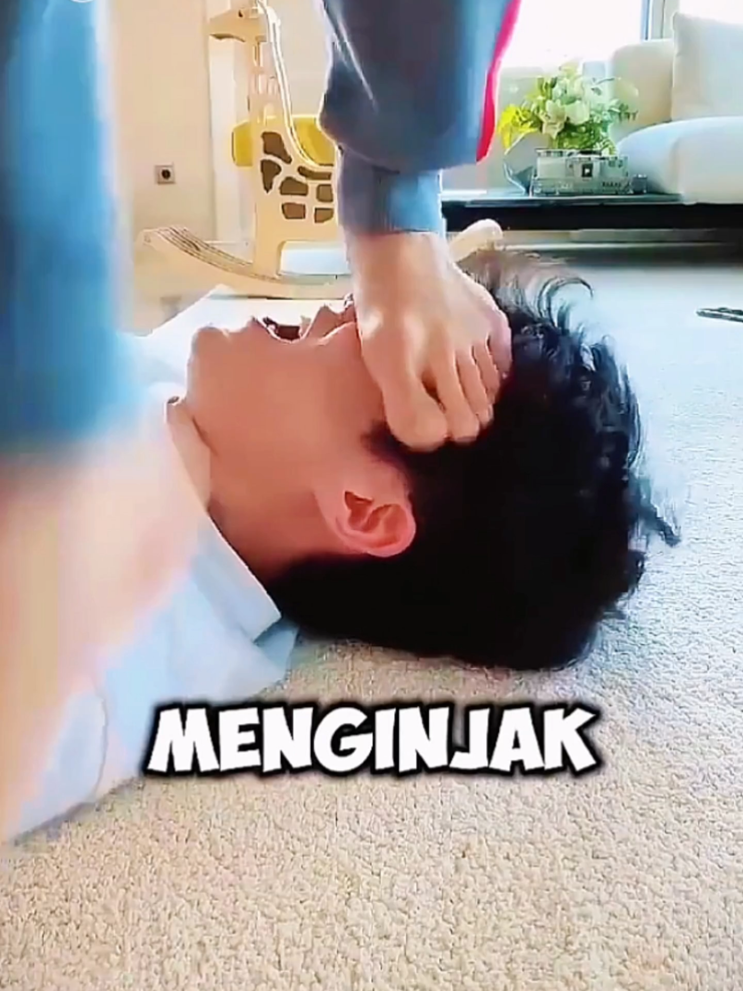 Di beberapa budaya, wajah kena kaki bisa jadi penghinaan besar! Jangan sampai kena prank ini! 😂 Tag temenmu yang harus nonton ini! #faktaunik #pranklucu #jangancobacoba #mindblown #kakivswajah