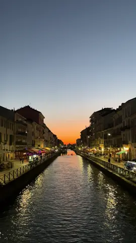 That hour of the day… loving the colors of the sky🥺                                                    📍Navigli, Milano                     #fyp #italy #italia #milan #milano #navigli #lifeinitaly #apperitivo #sunsets #sunsetlover #goldenhour #support #supporteachother #followforfollow #teamworkmakesthedreamwork #followformore👉🏽👉🏽 #2025 