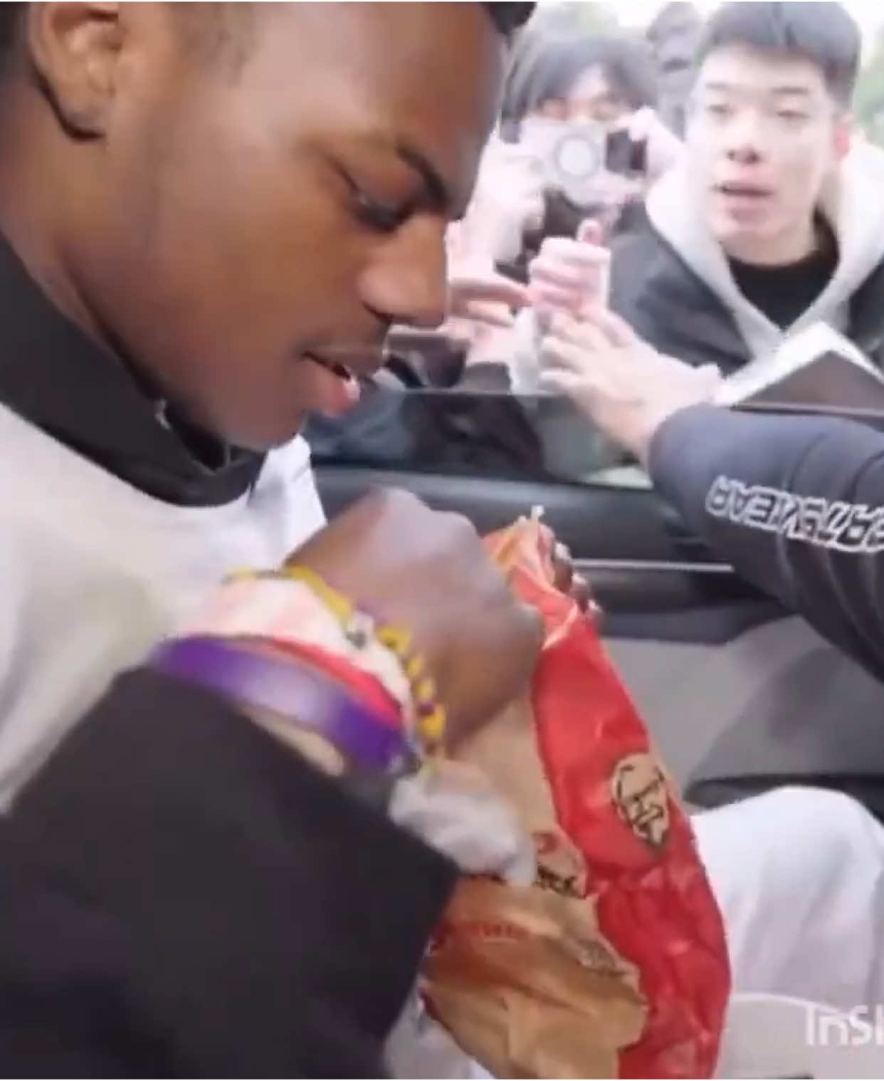 🇨🇳 | Durante su visita a China del youtuber Speed, un joven residente local le da un regalo diciendo 