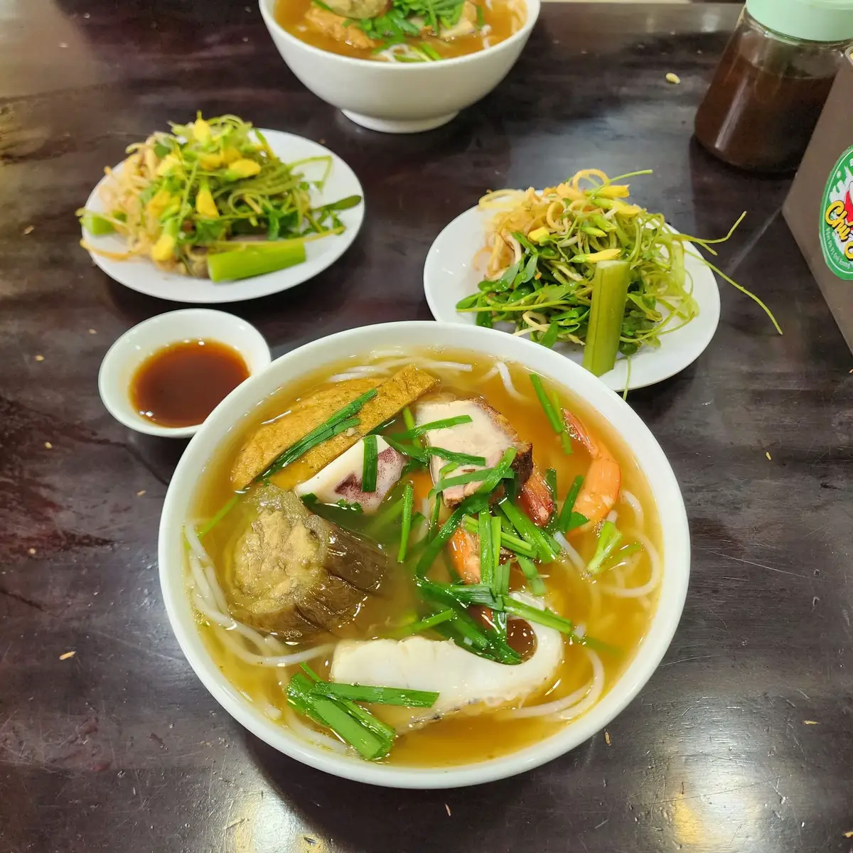 #Reviewhanoi Bún mắm ở đây đã đc coi là ngon nhất Hà Nội chưa các Bác ?  Tuần nào cũng lên nguyễn thượng hiền đóng họ 2 buổi/ tuần đều đặn 😁. Giá hợp nhí so với chất lượng , người miền Bắc mà ăn đồ miền tây hợp phết í , hải sản tươi, chả cá , thịt quay ngon í .  Thèm chua chua ngọt ngọt lại thik đĩa rau trần xen chút rau hơi nhặng đắng mà ăn vẫn cứ là Okila #review #reviewhanoi 