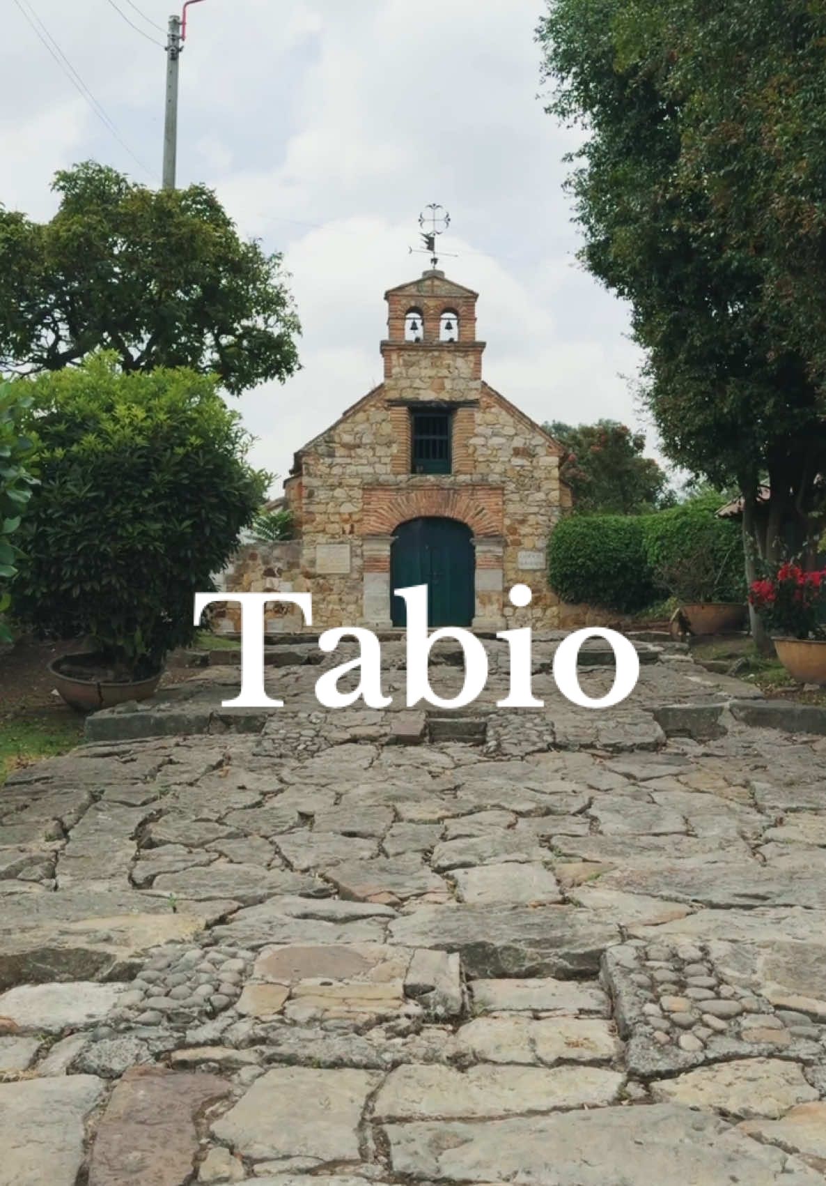 Tabio, Cundinamarca 🛸 . . .  #Tabio #TurismoColombia #PueblosDeColombia #ColombiaEsRealismoMágico #DestinoColombia #NostalgiaVisual #ViajarEsVivir #MagiaCotidiana #MomentosQueInspiran #PaisajesConAlma #Fyp #ParaTi #Viral #TravelTok #VideoArte