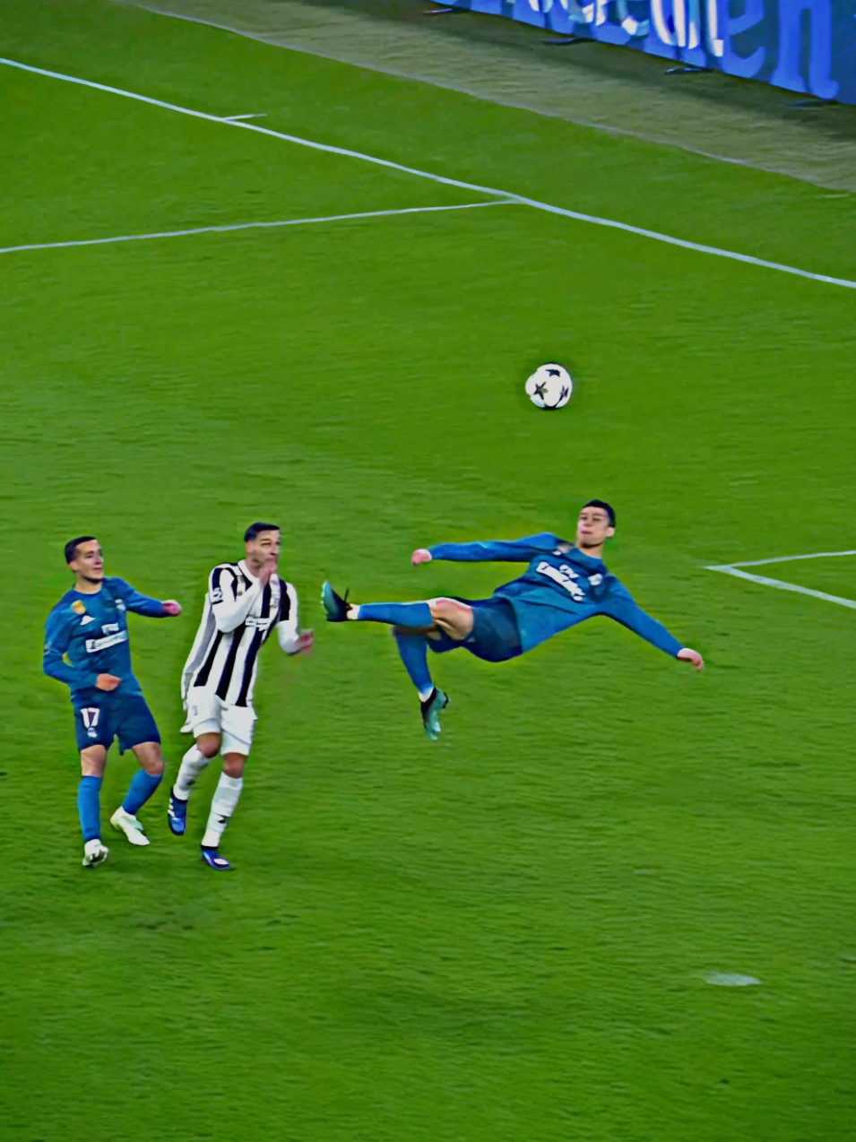 This goal is not just a goal, it's a masterpiece! 🎨⚽ Ronaldo's legendary bicycle kick against Juventus is forever in football history! 🏆🔥 Unforgettable. Iconic. Pure class! 😍⚡ #Ronaldo #CR7 #FootballLegend #UCL #GOLAZO #Siuuu #Soccer #Futbol #Edit #Viral #Trending 